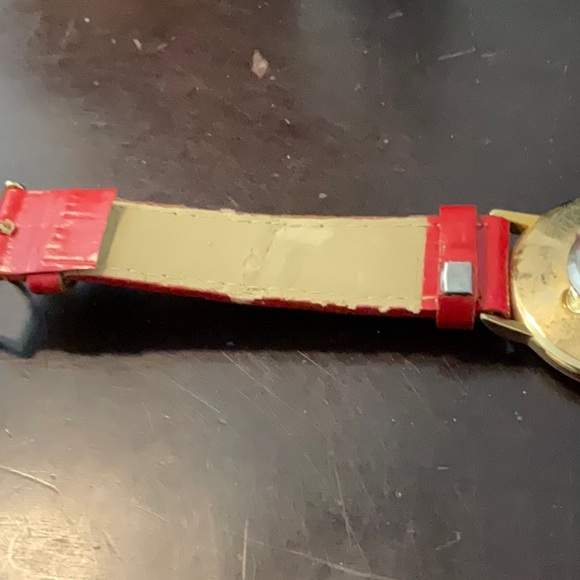 Vintagee Red Hat Society watch, brooch, brooch box and badge or eyeglass holder - Picture 8 of 13